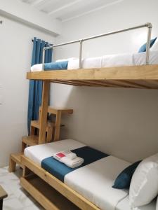 1 Schlafzimmer mit Etagenbetten in einem Schlafsaal in der Unterkunft Kamalig Ng Caraga- Hotel Near SM Mall Butuan in Butuan