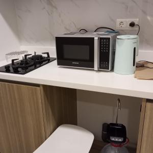 Η κουζίνα ή μικρή κουζίνα στο Luxurious Apartement Lebak Bulus near MRT