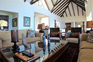 Una gran sala de estar con sofás y una mesa. en Exclusive Home Atitlan AT020, en Santa Catarina Palopó