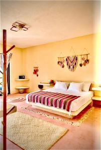 1 dormitorio con 1 cama grande en una habitación en Atenea Holbox en Holbox Island