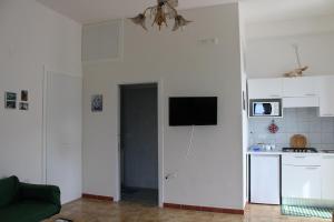 En tv och/eller ett underhållningssystem på La Terrazza sul Mare