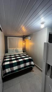 Tempat tidur dalam kamar di Quitinete ótima localização