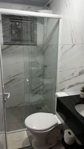La salle de bains est pourvue d'une douche, de toilettes et d'un lavabo. dans l'établissement Quitinete ótima localização, à Foz do Iguaçu