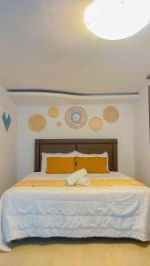 Cama ou camas em um quarto em The Hawk's Nest Resort
