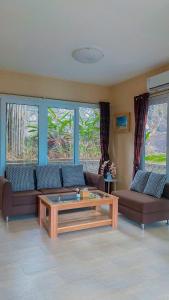 Sala de estar con sofás y mesa de centro en The Hawk's Nest Resort, en Sabang