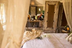 Postel nebo postele na pokoji v ubytování Orchard Valley Glamping