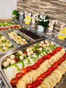 a buffet filled with lots of different types of food at Pensiunea Zimbrul in Poiana Brasov