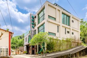 un immeuble d'appartements avec une clôture dans l'établissement Han Yan Hill Hotel, à Yuchi