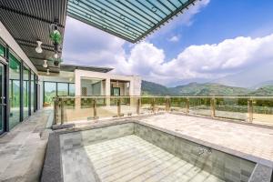 une image d'une maison avec piscine dans l'établissement Han Yan Hill Hotel, à Yuchi 42 autres photos