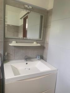 Koupelna v ubytování F3 dans maison individuelle avec jardin arboré + 12 fotografií