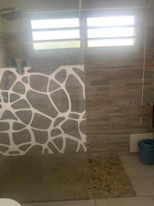 Koupelna v ubytování F3 dans maison individuelle avec jardin arboré