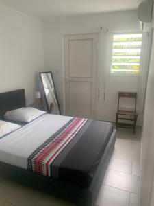 Postel nebo postele na pokoji v ubytování F3 dans maison individuelle avec jardin arboré