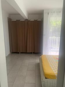 Postel nebo postele na pokoji v ubytování F3 dans maison individuelle avec jardin arboré