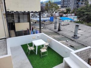 Bazén v ubytování Casa Colon Quito Bed & Breakfast Hostel nebo v jeho okolí