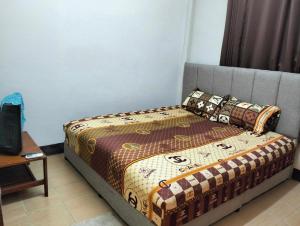 1 dormitorio con 1 cama con cabecero en Peekaboo house, en Ubon Ratchathani