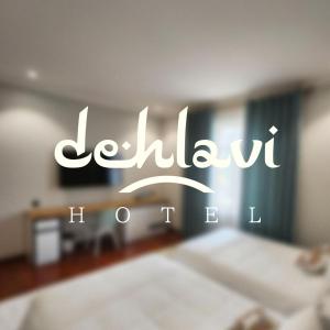 ein Schild für ein Hotelzimmer schließen in der Unterkunft HOTEL DEHLAVI o in Duschanbe