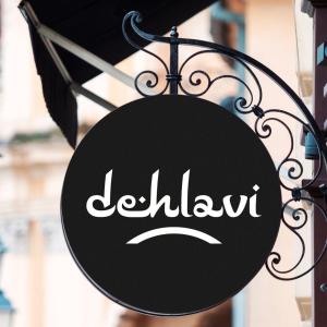 HOTEL DEHLAVI o في دوسهانبي: لوحة سوداء تقرأ juliana على مبنى