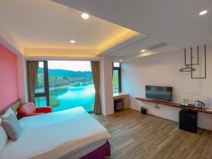 Habitación de hotel con cama y ventana grande en Zhaohong homestay, en Yuchi