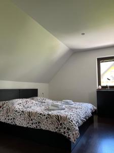 um quarto com uma cama com um cobertor de leopardo em Apartmán Krahule em Krahule