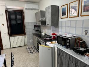 eine Küche mit Herd und Arbeitsplatte in der Unterkunft La Vecchia Chiassaia (mare/montagna) in La Pescaia + 7 Fotos