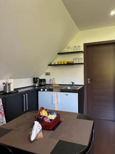 uma cozinha com uma mesa com uma caixa em Apartmán Krahule em Krahule