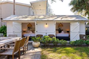 un hostal con una habitación con 2 camas en The Cottage at Pearl Beach, en Pearl Beach