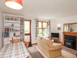 Posezení v ubytování Waterside Cottage