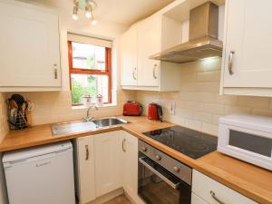 Kuchyň nebo kuchyňský kout v ubytování Waterside Cottage