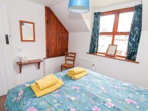 Postel nebo postele na pokoji v ubytování Waterside Cottage