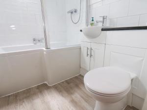 Koupelna v ubytování Waterside Cottage + 27 fotografií