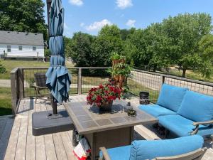 un patio con una mesa y una sombrilla en una terraza en Creekside cottage, en Owatonna