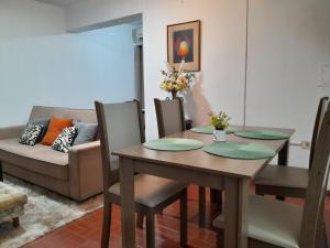 ein Esszimmer mit einem Tisch und einem Sofa in der Unterkunft OBhouse Apartment, para sentirse como en casa! in Asunción