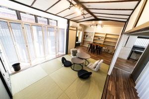 松山市にある縁湯の宿 道後の部屋にテーブルと椅子がある部屋