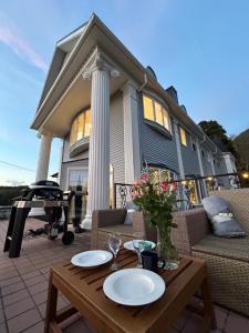 箱根HAKONE DOMA的房子前面的一张带烤架的桌子