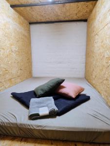 德勒斯登的住宿－FOX BOX II Capsule Apt，一张带三个枕头的床和一本书