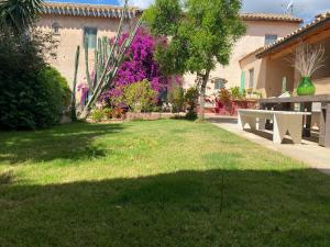 A garden outside Corte Boero Bed&Breakfast