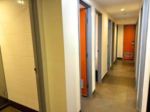 墨爾本的住宿－墨爾本歐洲旅舍，走廊上设有许多门,铺有瓷砖地板