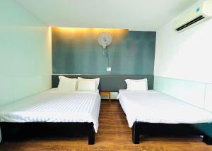 Säng eller sängar i ett rum på Holiday Inn Hotel