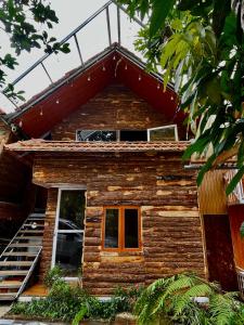 Kon Von Klaにある1996 Homestay Măng Đenのガラスのドームが敷かれた家