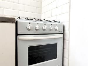um forno com placa de fogão sentado numa cozinha em Pasión de Tango en el corazón de Almagro em Buenos Aires