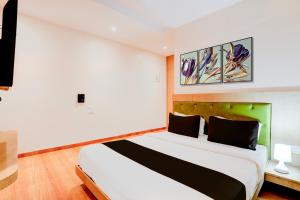 1 dormitorio con 1 cama grande en una habitación en OYO Hotel Silver Cloud en Thane