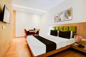 1 dormitorio con 1 cama grande y 1 mesa en OYO Hotel Silver Cloud, en Thane