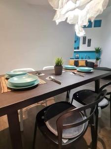 ブダペストにあるBlue Loftsの木製テーブル(青い皿、椅子付)