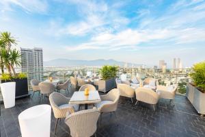 Uma vista geral de Da Nang ou a vista da cidade a partir do hotel