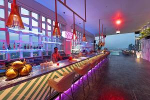 Um restaurante ou outro lugar para comer em Wink Icon Hotel Danang Riverside - Luxury Suites - 24hrs Stay & Rooftop Pool Bar