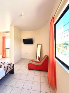 TV a/nebo společenská místnost v ubytování HOTEL SUEÑOS BEACH