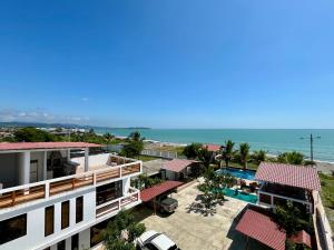 una vista dell'oceano dal balcone di un edificio di HOTEL SUEÑOS BEACH a Pedernales