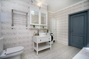 ein weißes Badezimmer mit Waschbecken und Toilette in der Unterkunft Жк Арбат двух комнатная in Almaty + 27 Fotos