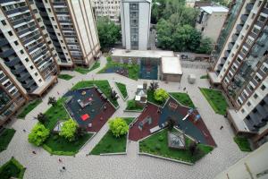 eine Luftaufnahme eines Innenhofs in einer Stadt in der Unterkunft Жк Арбат двух комнатная in Almaty