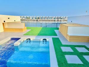 una piscina en la azotea de un edificio en 3BR White Pearl Luxury Villa, en Fujairah